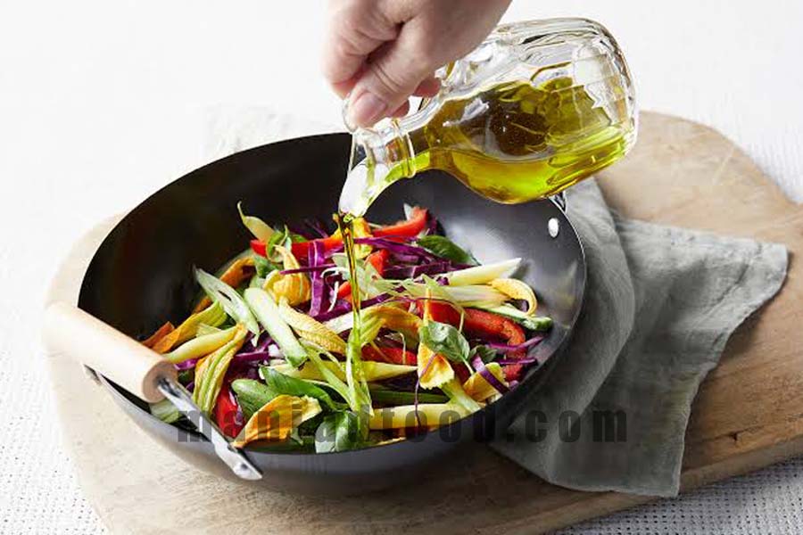 روغن مایع یا روغن جامد؛ کدام انتخاب بهتری برای آشپزی روزانه است؟