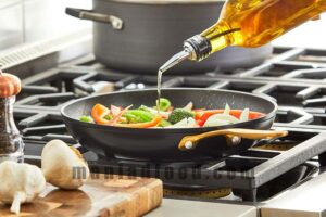 چگونه مصرف روغن را در آشپزی کاهش دهیم بدون اینکه کیفیت و طعم غذا از بین برود؟